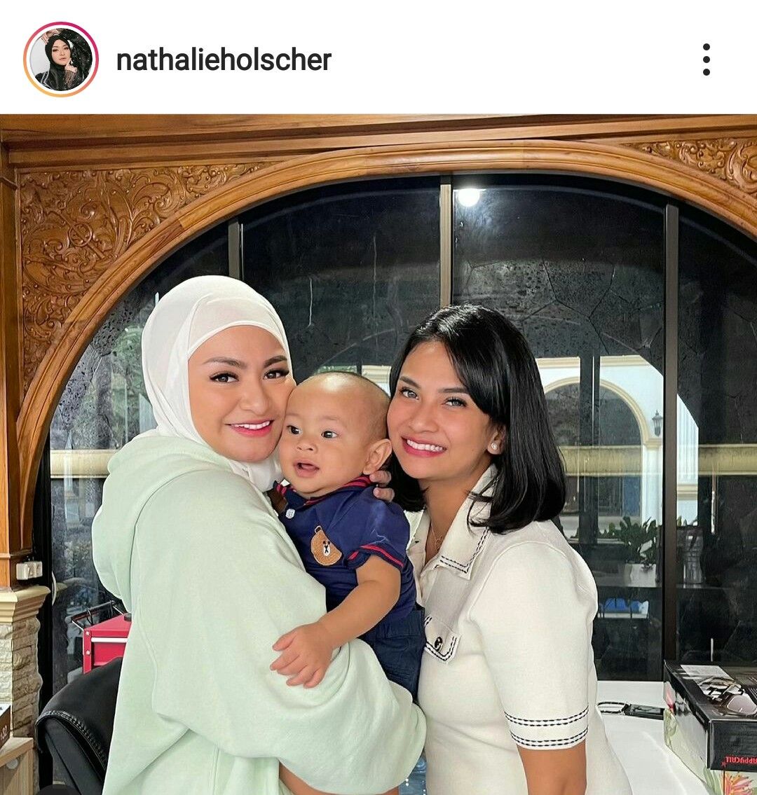 Nathalie Holscher mengendong defek bayi Gala anak Vanessa Angel