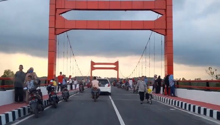 Jembatan Gantung Jerambah Kota Pangkalpinang yang slingnya dicuri maling. Tangkapan Layar Youtube HAMDAN1970. 
