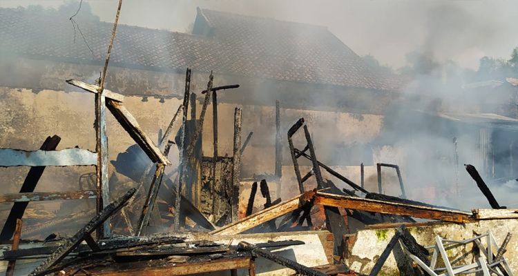 Satu rumah di Cibaduyut, Kota Bandung, luluh lantak dilanda kebakaran, Kamis 22 April 2021