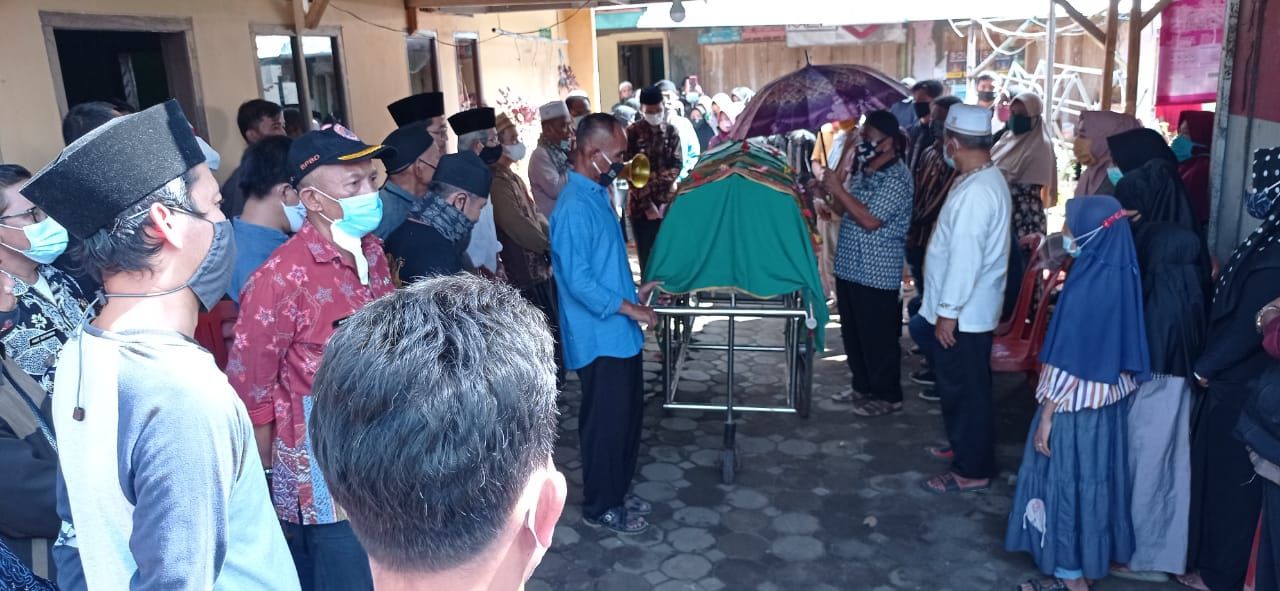 Ratusan pelayat mengantarkan jenazah Almarhum Abdul Haris ke tempat peristirahatannya terakhir, Kamis 22 April 2021 pagi.