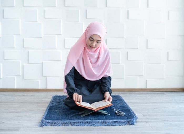 muslim-woman-reading-quran//freepik.com