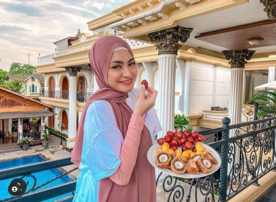 Nathalie Hoscher mengunggah foto di akun instagram pribadinya @nathalieholscher makan buah dengan latar belakang rumah suaminya, Sule.