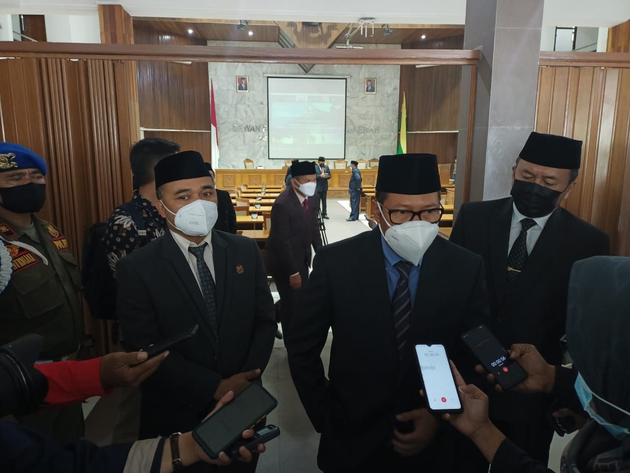 Sugianto ketua DPRD, Dedi Taupik Pj Bupati dan Sekwan DPRD Kabupaten Bandung saat memberikan keterangan kepada awak media usain sidang paripurna, Jumat 23 April 2021.