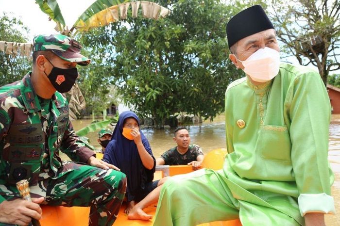 Gubernur Riau (Gubri) Syamsuar bersama Danrem 031/Wira Bima, Brigjen TNI M Syech Ismed langsung meninjau lokasi banjir di Pekanbaru.
