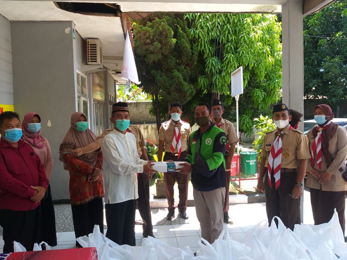 Mitra Gojek turut distribusikan paket makanan kepada anak yatim, panti jompo, dan masyarakat pra-sejahtera di 11 kabupaten Jawa Barat.  