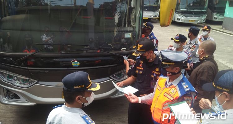  Dinas Perhubungan (Dishub) Provinsi Jawa Barat melakukan ramp check kendaraan di Pool PO Bus Pariwisata Jackal Holiday, Jalan Soekarno Hatta, Kota Bandung, hari ini Sabtu 24 April 2021./TOMMY RIYADI