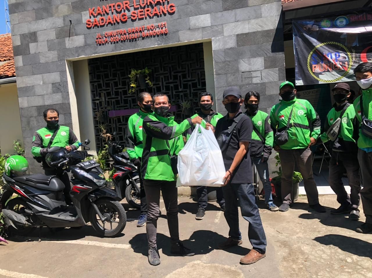 Mitra Gojek turut distribusikan paket makanan kepada anak yatim, panti jompo, dan masyarakat pra-sejahtera di 11 kabupaten Jawa Barat.  