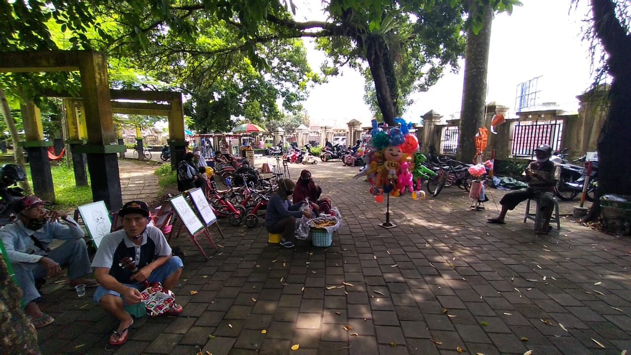 Puluhan pedagang asongan dan kaki lima kembali melapak di kawasan taman alun-alun Singaparna. 10 tahun lebih menjadi ibukota pemerintahan Kabupaten, Singaparna tidak banyak berubah.