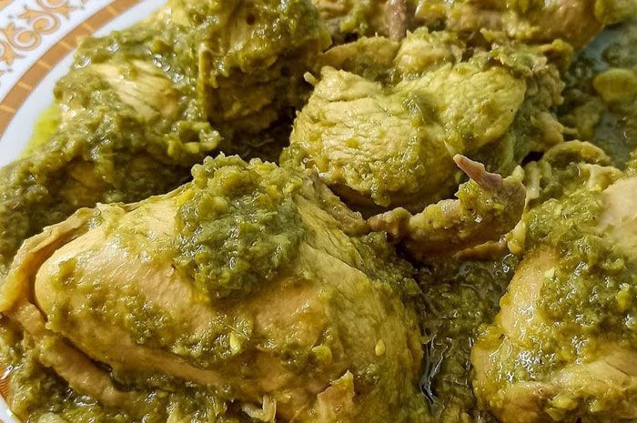 Ayam Lado Mudo atau Ayam Cabai Hijau.