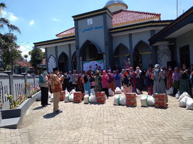 Usai meresmikan masjid al Ihsan 21 di Kp. Gajahbarang Desa Ciawang Kec. Leuwisari Kab. Tasikmalaya, WAMY Indonesia menyerahkan bantuan paket sembako dari donatur di Arab Saudi, Syekh Walfiq kepada masyarakat setempat.