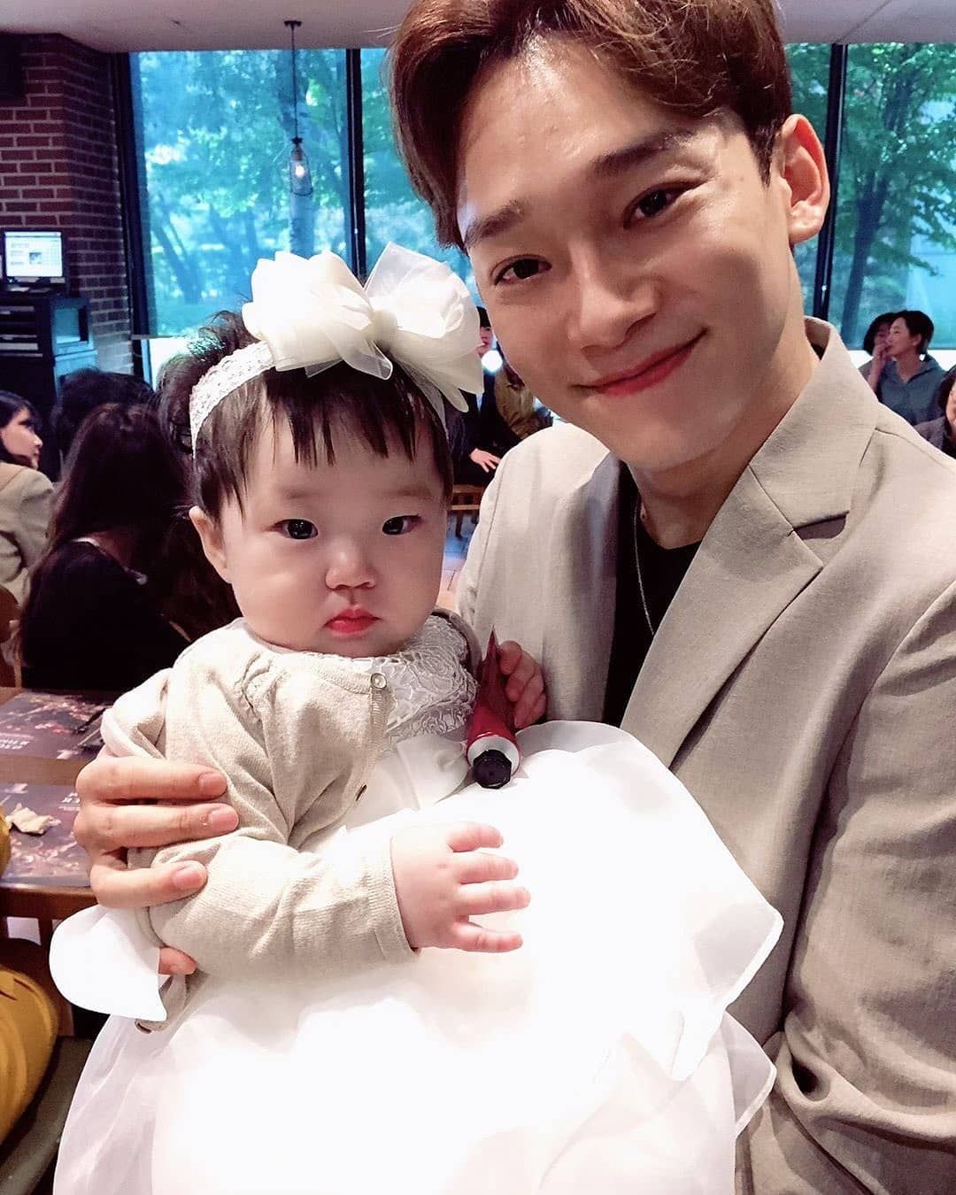 Di tengah menjalani tugas wajib militer, Chen EXO dikabarkan bisa hadir di pesta ulang tahun pertama putrinya setelah mendapatkan libur.