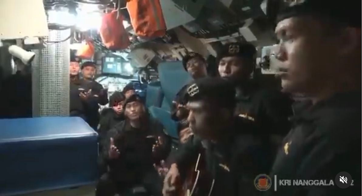 Para awak KRI Nanggala-402 saat bernyanyi bersama lagu Endank Soekamti yang berjudul Sampai Jumpa