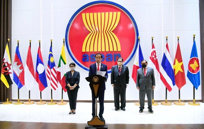 Presiden Jokowi didampingi Menko Perekonomian Airlangga Hartarto, Menlu Retno LP Marsudi, dan Seskab Pramono Anung.