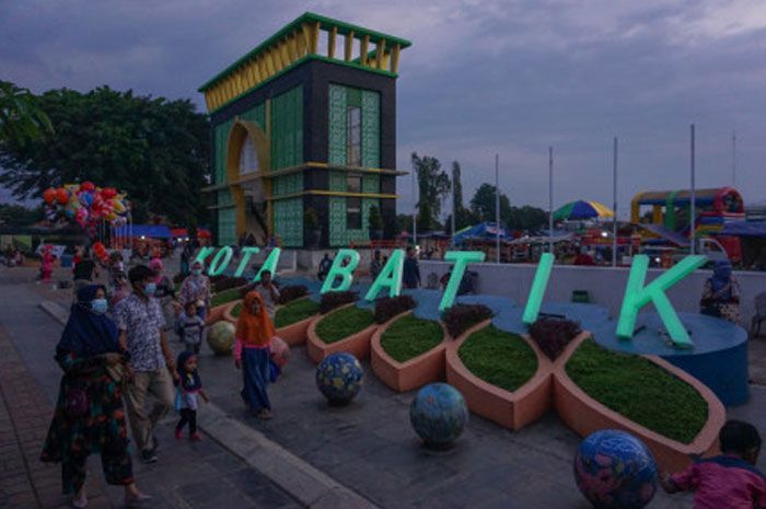 Suasana di sekitar Gapura Nusantara kawasan alun-alun Pekalongan, Jawa Tengah