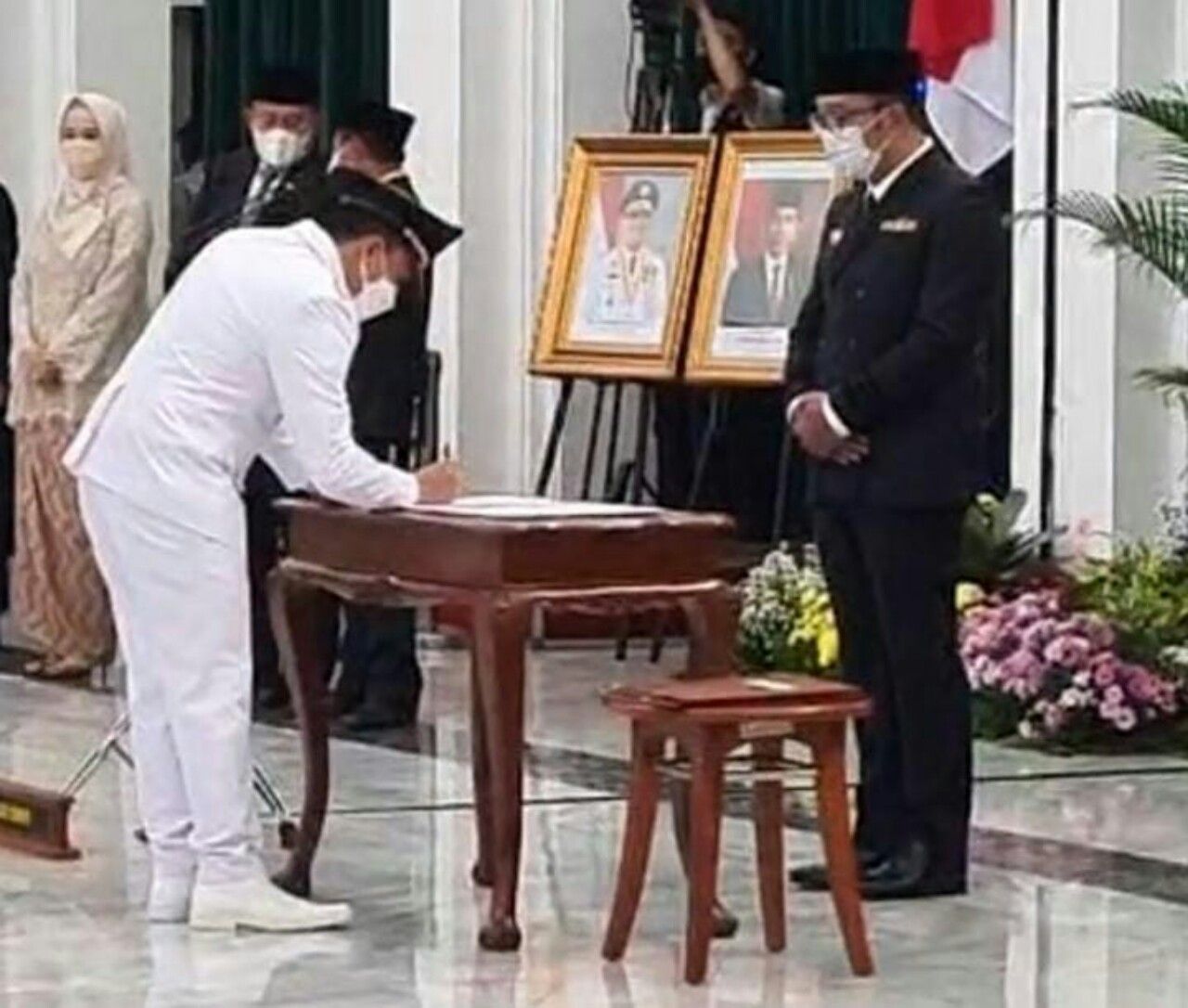 Sahrul Gunawan saat menangani nota jabatan dan nota integritas sebagai Wakil Bupati Kabupaten Bandung di hadapan Gubernur Jawa Barat, Ridwan Kamil