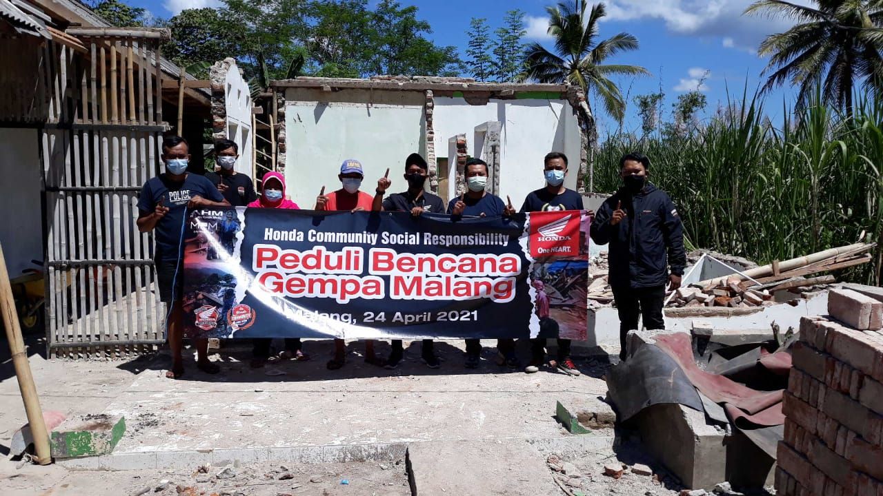 Perwakilan Paham dan klub anggota di baksos ke korban bencana gempa di Malang