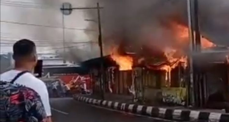 Kebakaran melanda Food Court yang berada di Jalan Jalan Daeng Ardiwinata, Kota Cimahi, Senin 26 April 2021