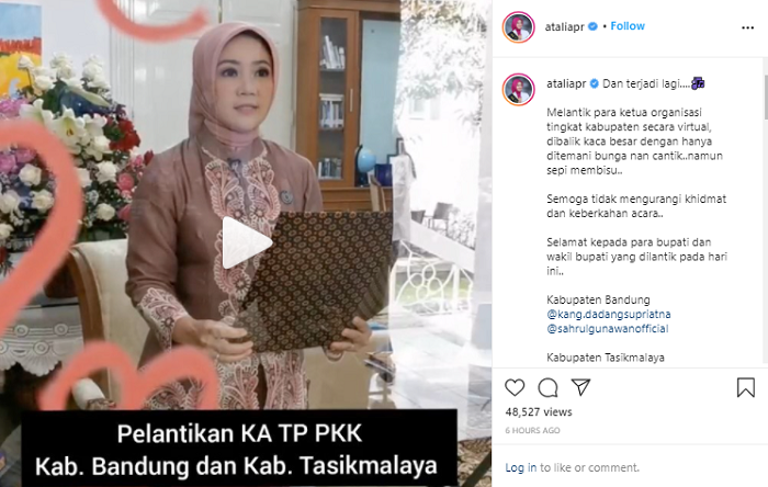 Atalia Praratya melantik Ketua TP PKK Kabupaten Bandung dan Tasikmalaya secara virtual, meski dirinya tengan menjalani isolasi mandiri.*