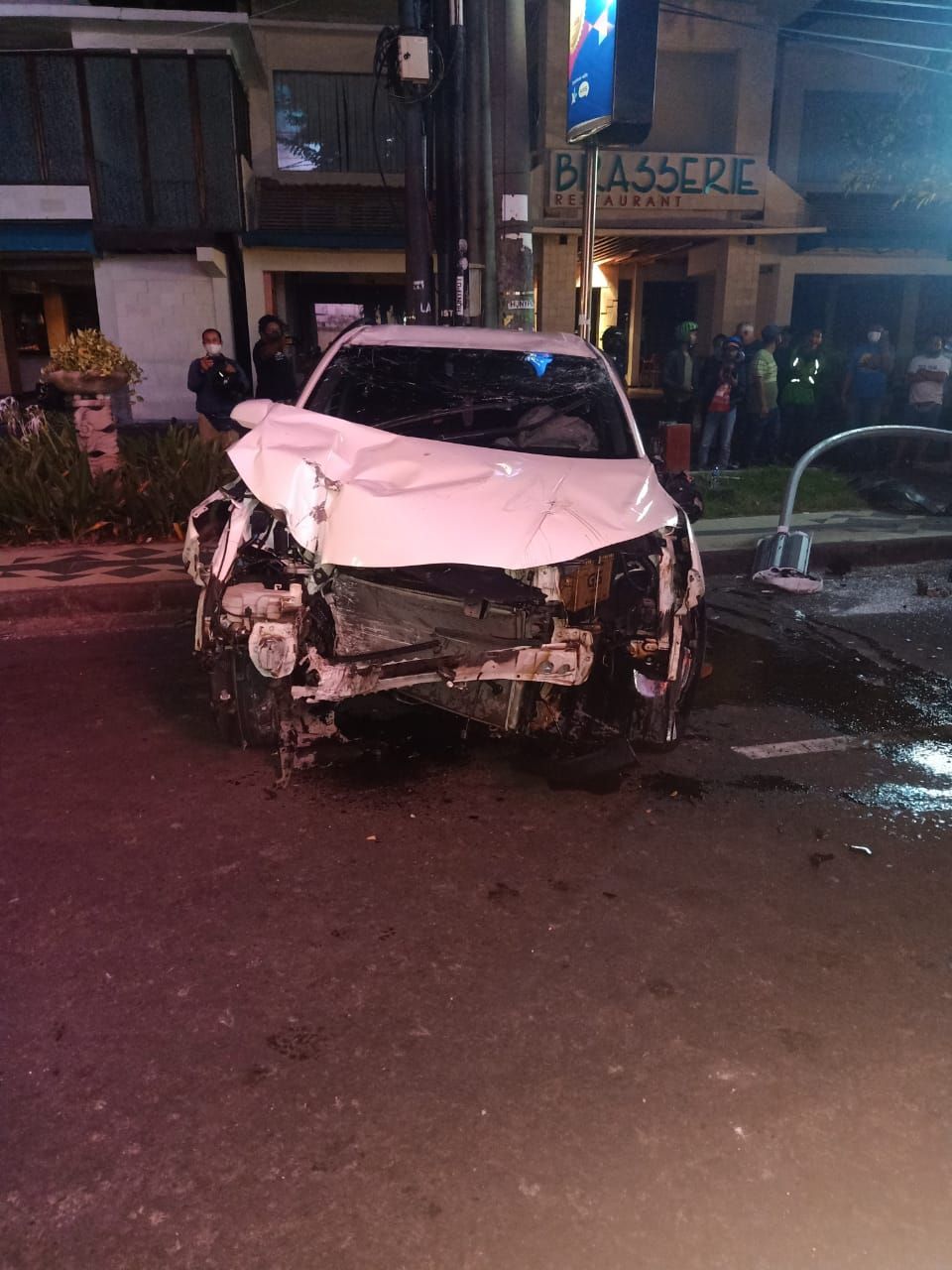 Mobil Honda CRV yang dikendarai seorang perempuan berusia 17 tahun, terbalik di Kuta karena lepas kontrol diduga akibat pengemudi berada dalam pengaruh alkohol, Minggu 25 April 2021.