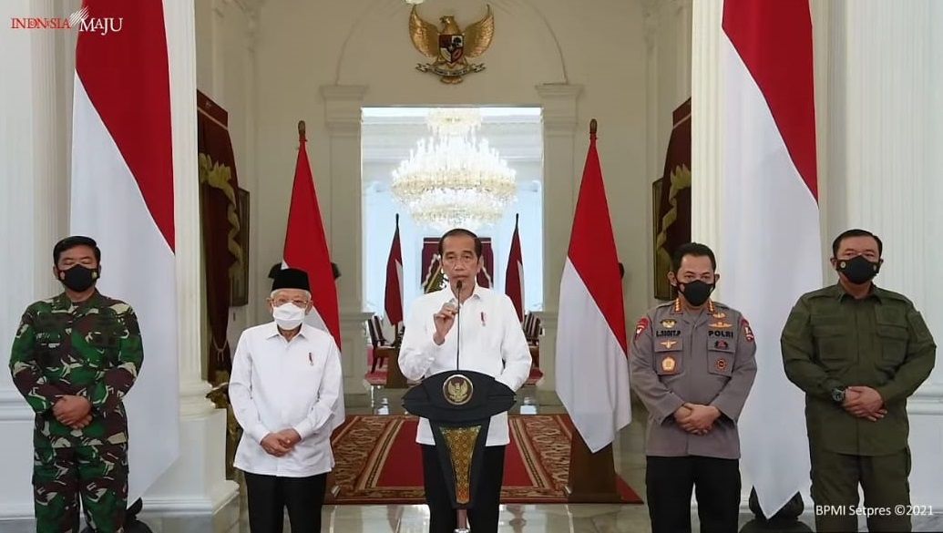 Presiden Jokowi saat menyampaikan keterangan pers atas gugurnya Prajurit TNI AL di KRI Nanggala-402 di Istana Negara, Jakarta, Senin, 26 April 2021