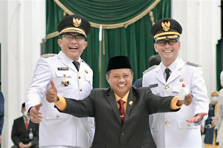 Wakil Gubernur Jawa Barat Uu Ruzhanul Ulum tampak bahagia diantara Bupati Ade Sugianto dan Wakilnya Cecep Nurul Yakin usai dilantik Gubernur Jabar Ridwan Kamil.*