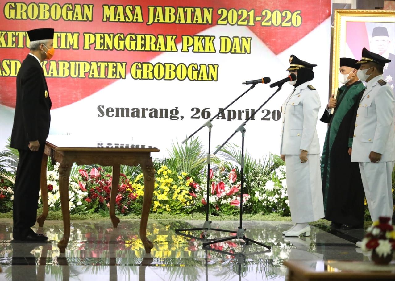 Pelantikan Bupati dan Wakil Bupati terpilih Pilkada Grobogan 2020, Sri Sumarni-Bambang Pujiyanto dipimpin langsung oleh Gubernur Jawa Tengah, Ganjar Pranowo di gedung Gradhika Bhakti Praja, Senin 26 April 2021.