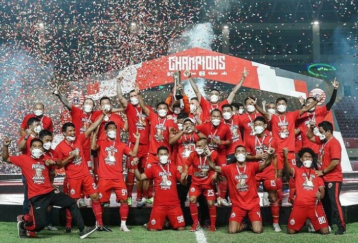Pesta perayaan para pemain Persija Jakarta setelah menjuarai Piala Menpora 2021.