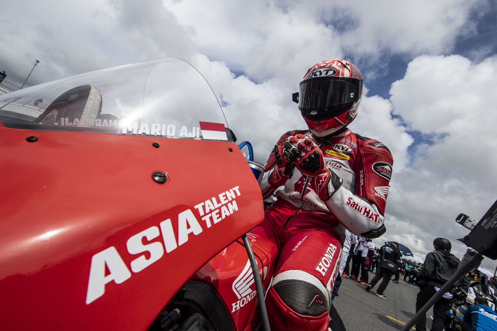 Mario berdoa di grid start sebelum balap