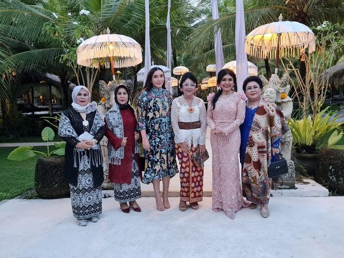 Keluarga Jery Di Buleleng Bali saat mendampingi menerima penghargaan dan gelar dari Kerajaan Buleleng Bali.