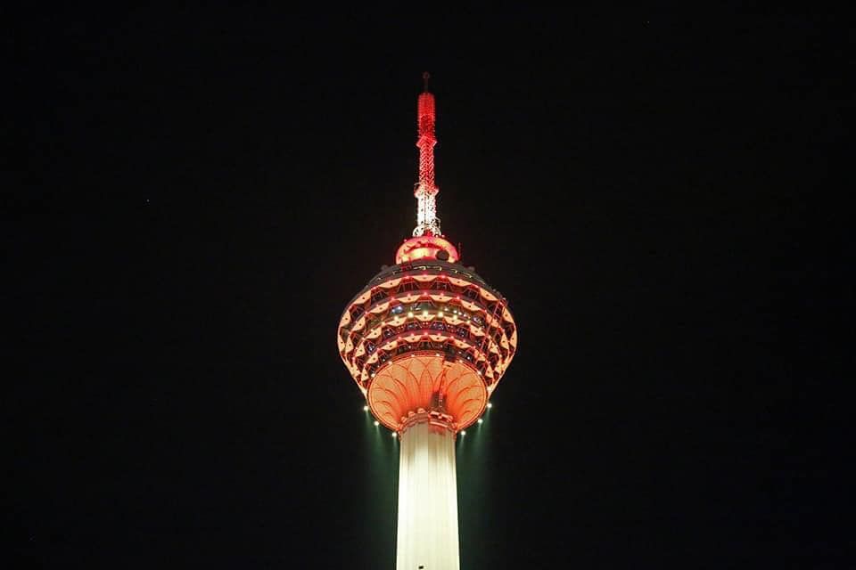Menara KL Tower di Malaysia terang dengan warna merah putih