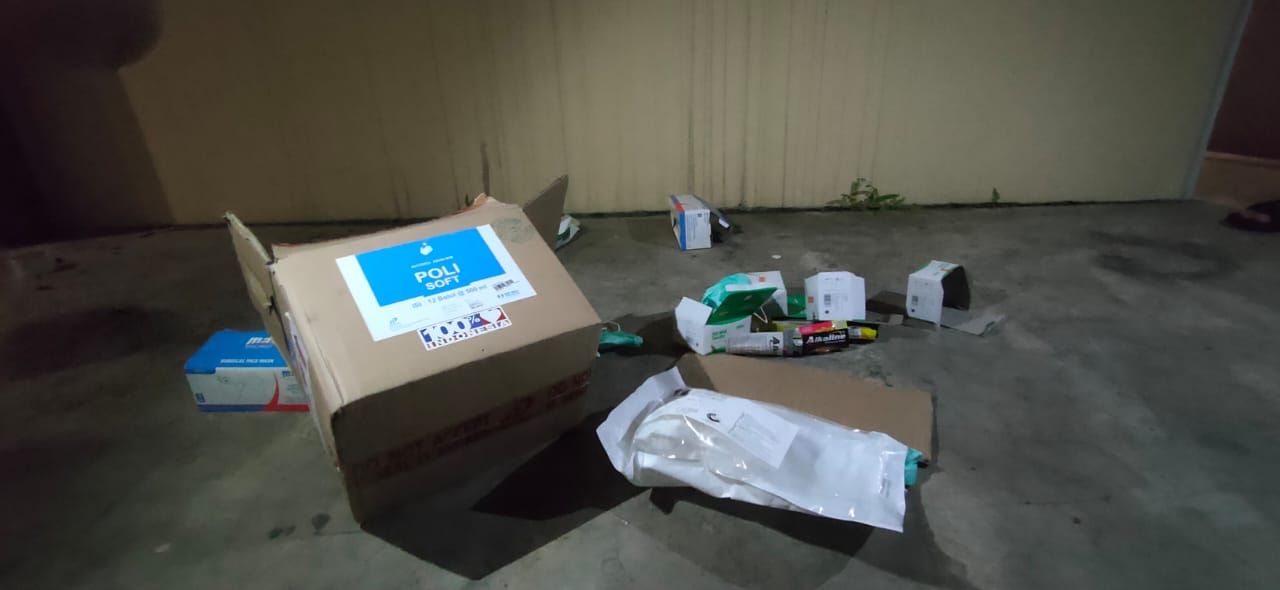 Gambar limbah medis vaksinasi yang ditemukan berserakan di Plaza Aspirasi, KP3B, Kecamatan Curug, Kota Serang, Senin 26 Maret 2021 malam.