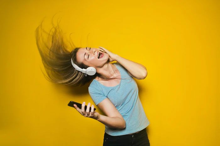 Ternyata ini empat manfaat mendengarkan musik bagi kesehatan, salah satunya bisa mengurangi depresi.*