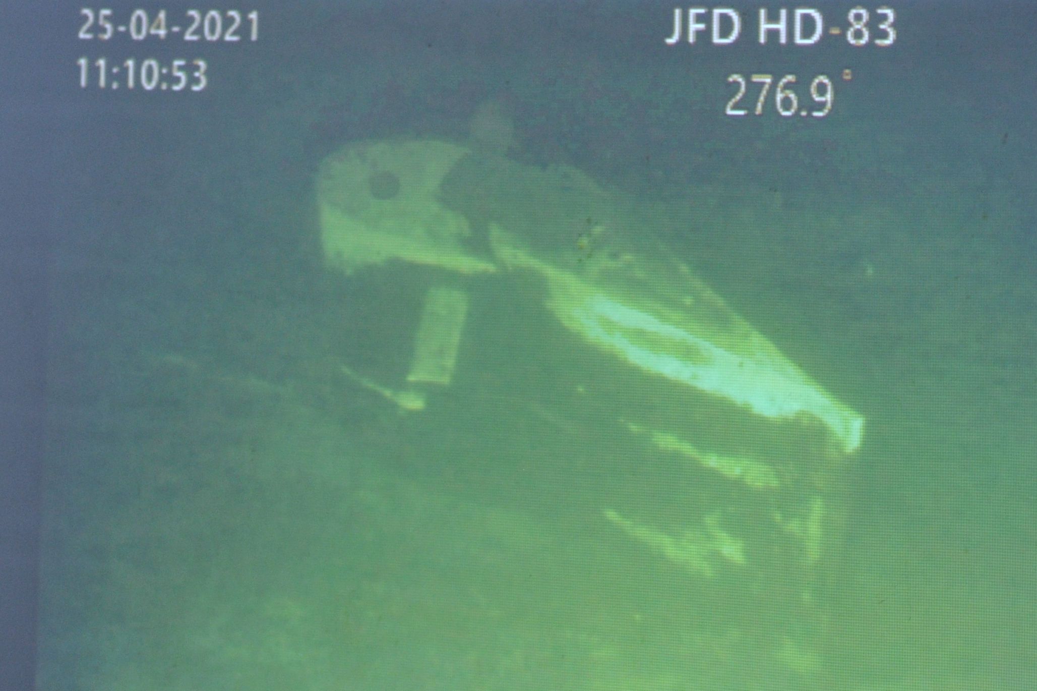 Penampakan kapal selam KRI Nanggala-402 yang tebelah setelah tenggelam di perairan utara Bali beberapa waktu lalu.