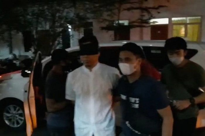 Munarman tiba di Rutan Narkoba Polda Metro Jaya pada Selasa malam 27 April 2021 dengan dikawal oleh petugas kepolisian. 