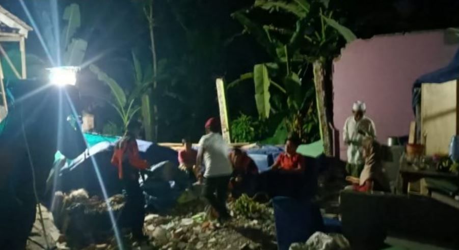 Dampak gempa bumi Sukabumi 5.6 M yang membuat rumah warga rusak di Kabupaten Sukabumi