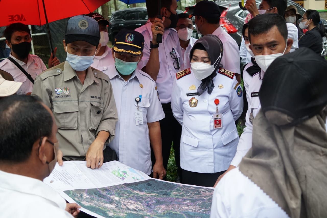 Nampak Penjabat Sekda Gowa memperhatikan peta Kawasan Hutan Malino yang sementara didata.