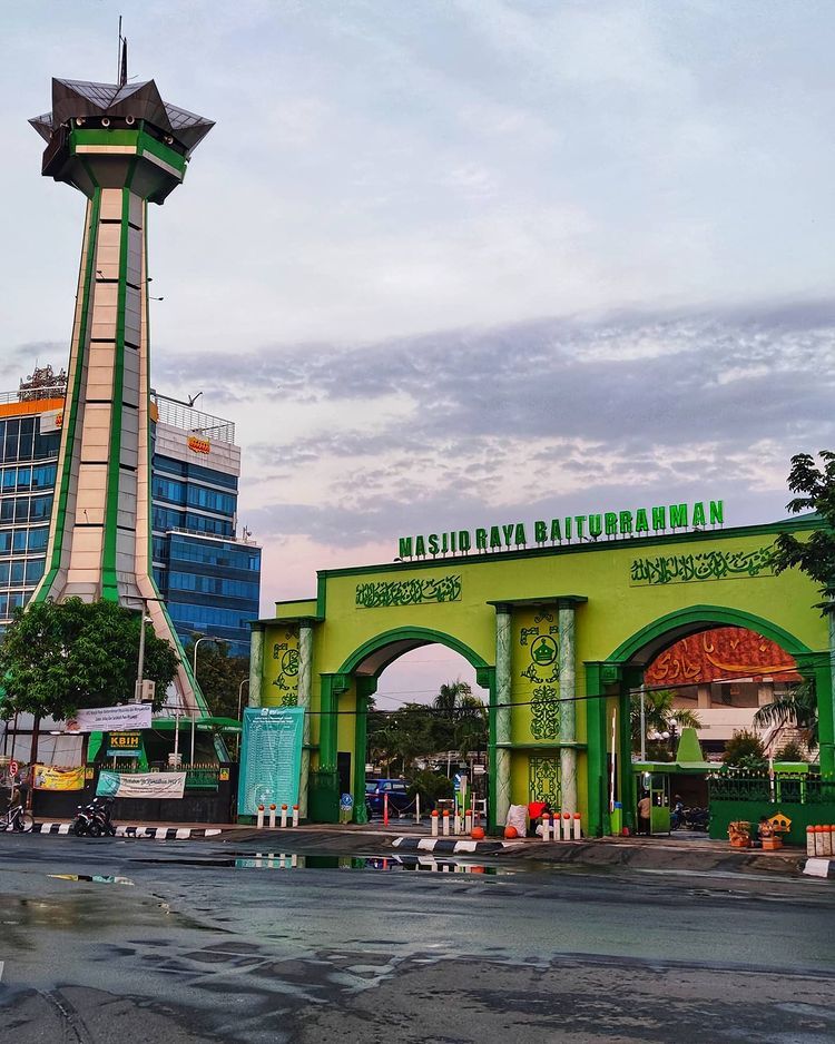 Masjid Baiturrahman Simpang Lima Semarang, Jawa tengah. Ini jadwal waktu shalat untuk  Semarang dan sekitarnya