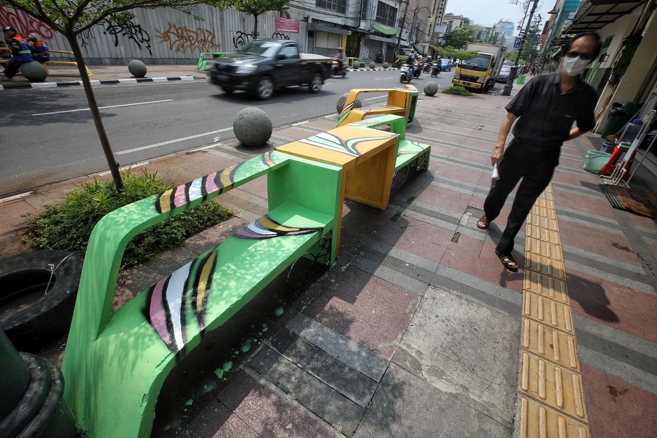 Mural yang ditorehkan di kursi sepanjang Jalan Sudirman Kota Bandung
