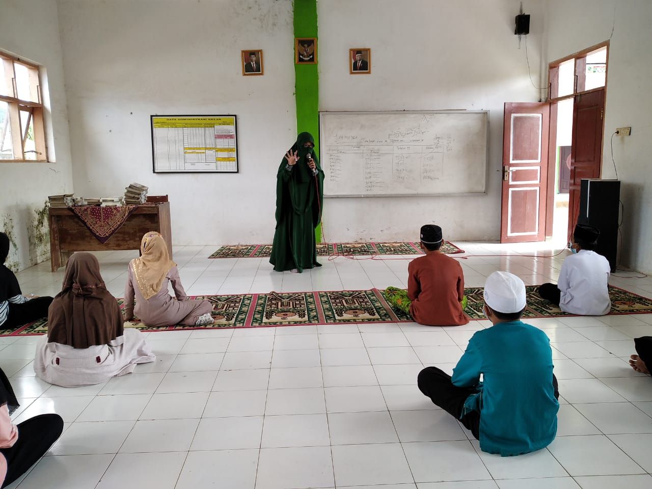 Belajar jari matika para siswa SMP Ibrahimy bersama Ustadzah Anita.