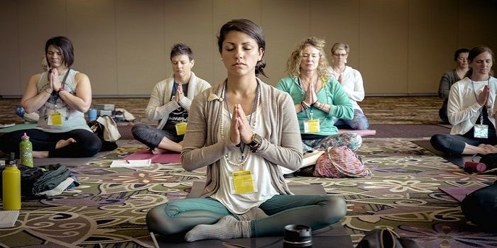 Ilustrasi meditasi dan yoga.