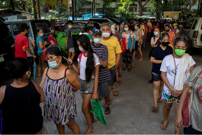 Orang-orang mengantri untuk mendapatkan makanan gratis dari dapur komunitas di tengah wabah penyakit coronavirus (COVID-19), di Quezon City, Metro Manila, Filipina, 23 April 2021. 