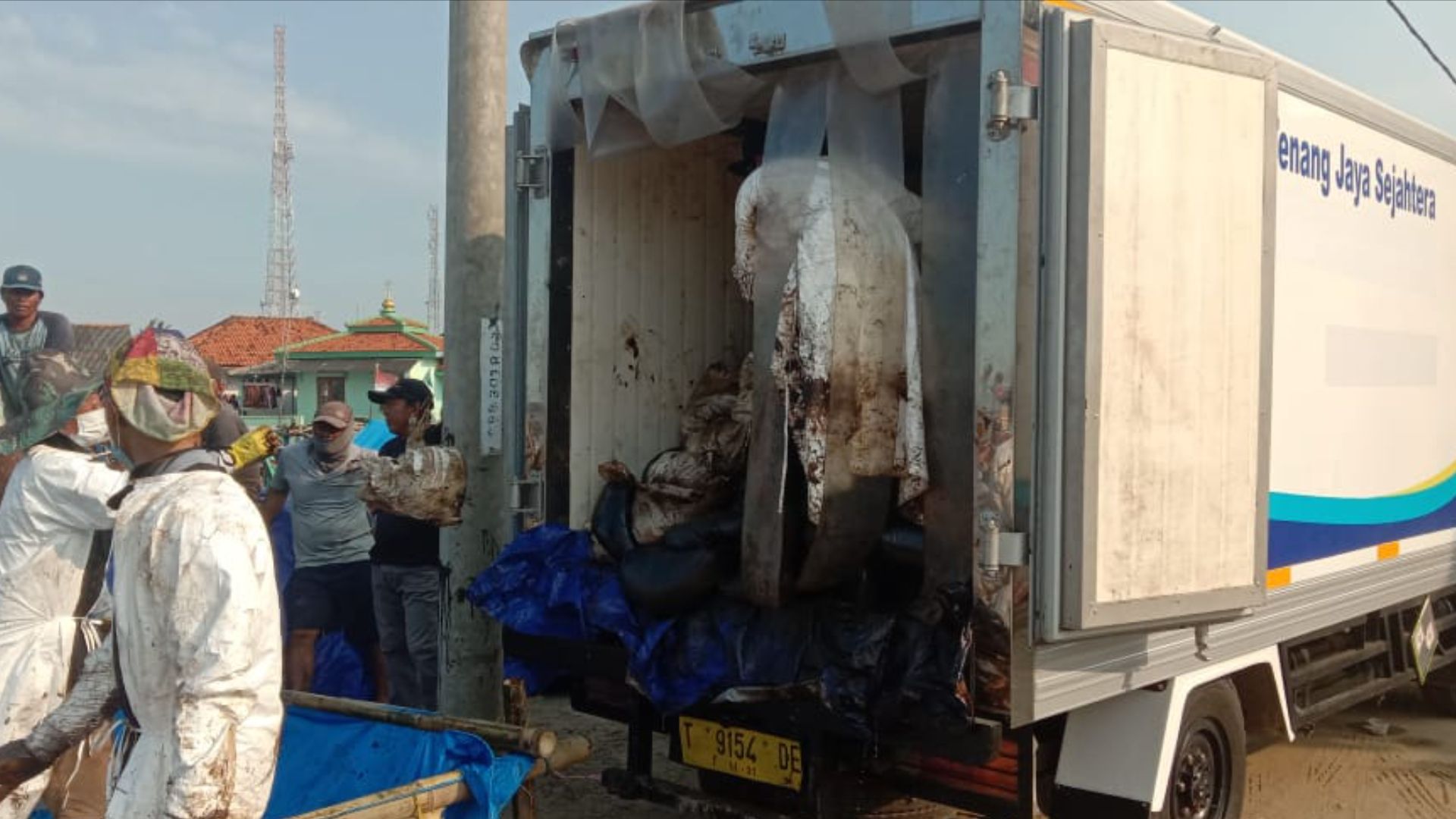 Limbah B3 tumpahan minyak mentah dimasukan ke dalam kendaraan pengangkut Limbah B3 milik perusahaan PT Tenang Jaya Sejahtera