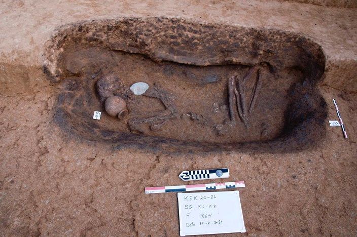 Tulang belulang manusia dari sebuah makam di delta Sungai Nil (27/04/2021) diumumkan penemuan makam oleh tim arkeolog di Dakahlia, Mesir. 