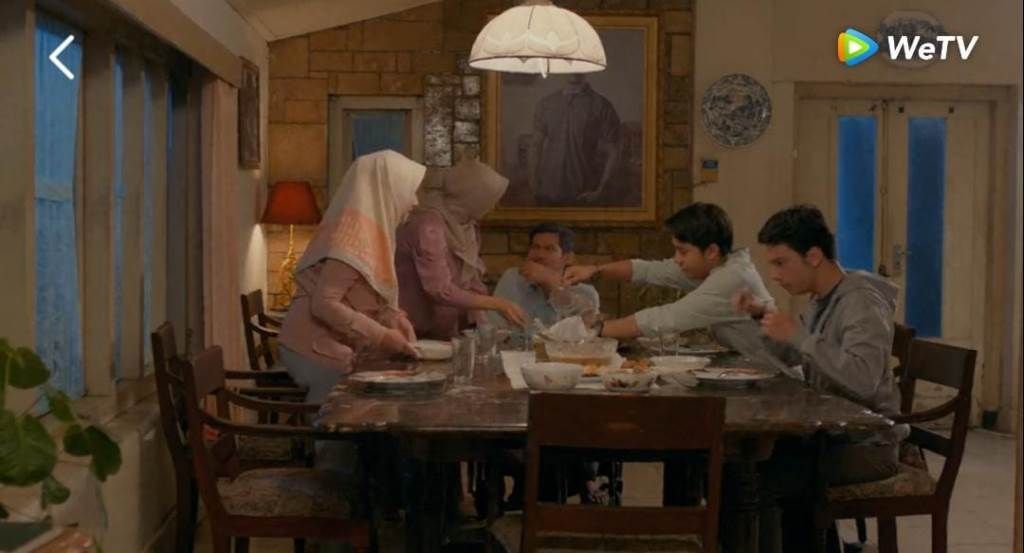 Trailer ustad Milenial Eps 8: Keluarga Ahmad dan Ibrahim saat makan bersama.