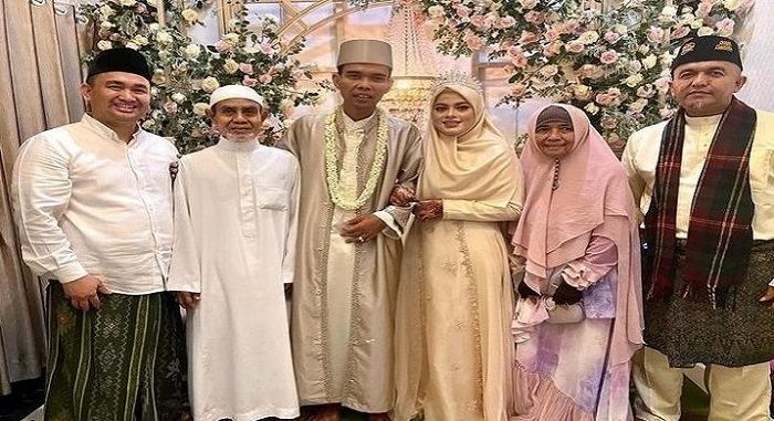 Ustadz Abdul Somad atau UAS dan Fatimah Azzahra beserta keluarga besarnya foto bersama usai menggelar pernikahan.
