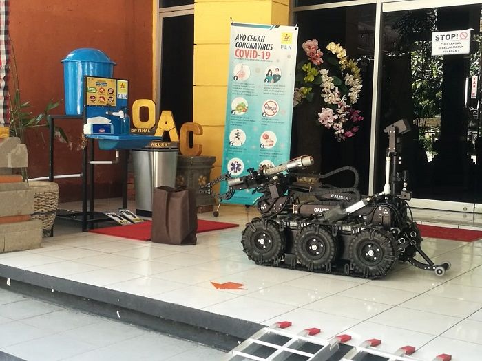 Robot penjinak bom yang dikerahkan Sat Brimob Polda Bali memindai benda mencurigakan di kantor PLN Denpasar, dalam simulasi ancaman teror di perkantoran, Kamis 29 April 2021.