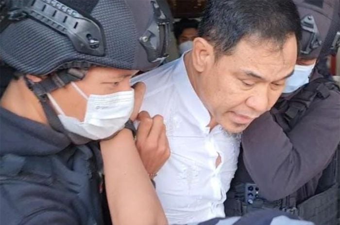 Bekas Petinggi FPI, Munarman ditetapkan sebagai tersangka kasus terorisme.* 