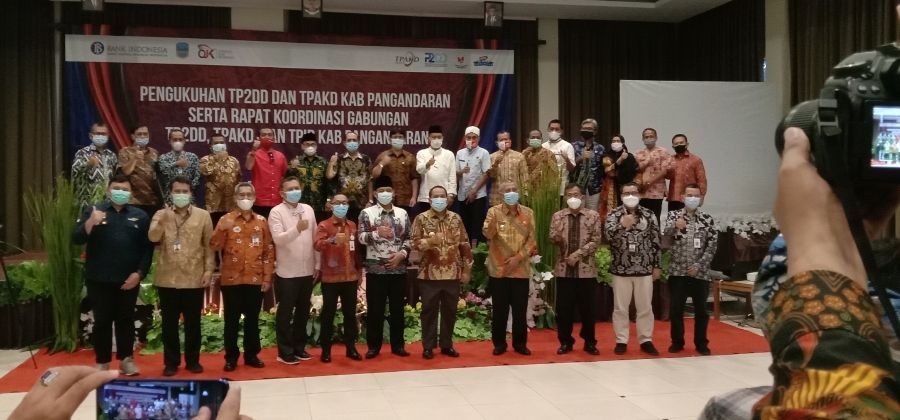 Foto bersama usai pengukungan Ketua TP2DD dan TPAKD Kab Pangandaran