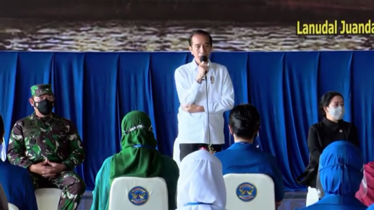 Presiden Jokowi menemui keluarga awak KRI Nanggala 402 wilayah Jawa Timur di Juanda,Sidoarjo