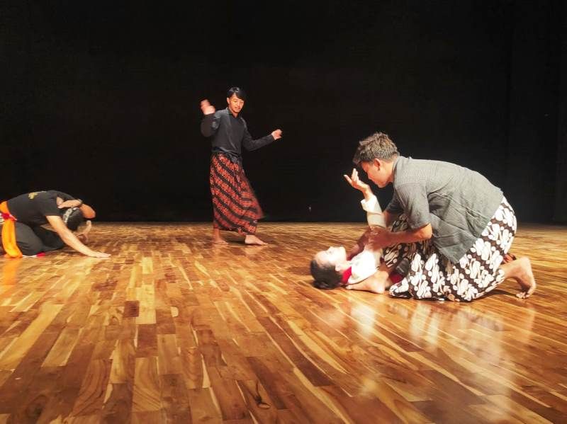 Sejumlah penari menarikan sebuah tarian pada pembukaan hari tari sedunia 2021 di Teater Tertutup Taman Budaya Jawa Barat, 29 Kamis 2021.